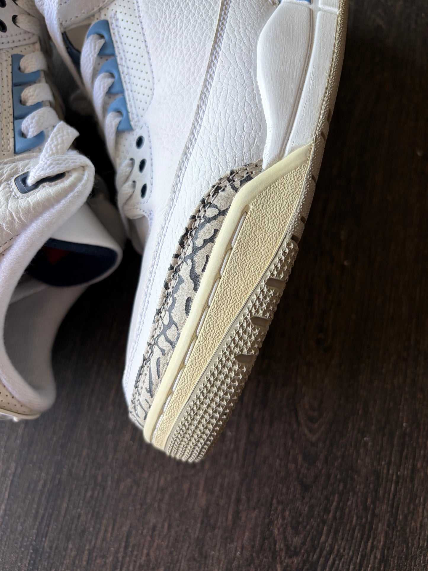 Jordan 3 Retro UNC (2020) (US 9) - Yellowing