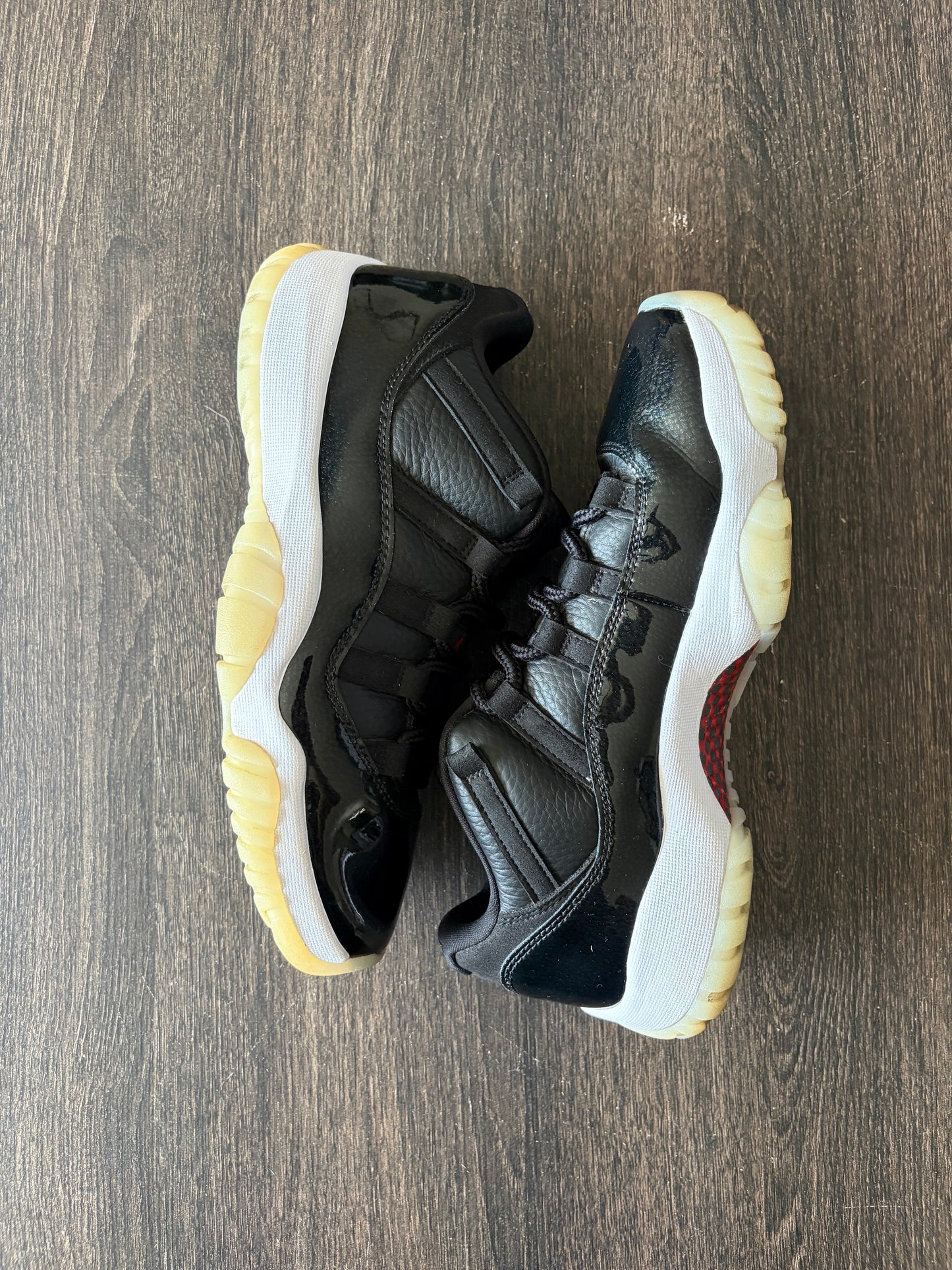 Jordan 11 Retro Low 72-10 (US 9) - USED