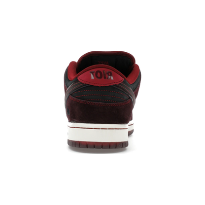 nike_sb_dunk_low_riot_skateshop_4